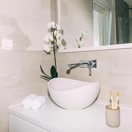 Edonia Garden Comfortable & Stylish Duplex With Relaxing Private Garden Apartment *