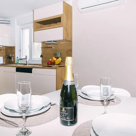 Edonia Garden Comfortable & Stylish Duplex With Relaxing Private Garden