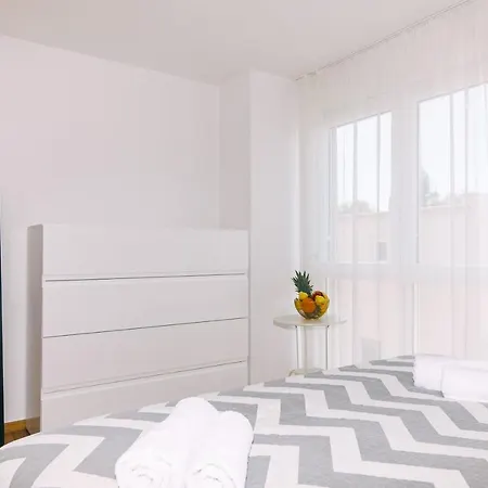 Edonia Garden Comfortable & Stylish Duplex With Relaxing Private Garden *