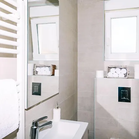 Edonia Garden Comfortable & Stylish Duplex With Relaxing Private Garden *