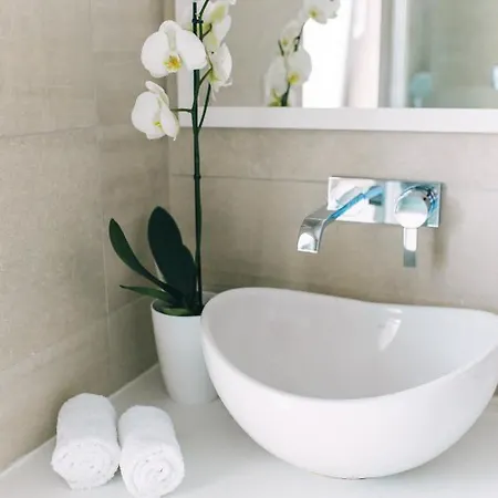 Edonia Garden Comfortable & Stylish Duplex With Relaxing Private Garden Apartment *